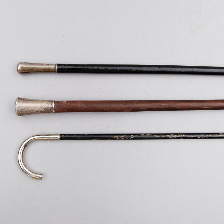 PROMENADKÄPPAR, 3 st, varav en med silverkrycka, 1900-talets första hälft.