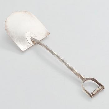 Pekka Piekäinen, A sterling silver shovel, maker's mark EOH for Pekka Piekäinen, Turku 1991-2002.