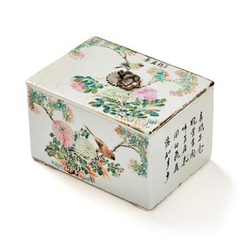 1296. A Chinese porcelain box with cover, 20th century.