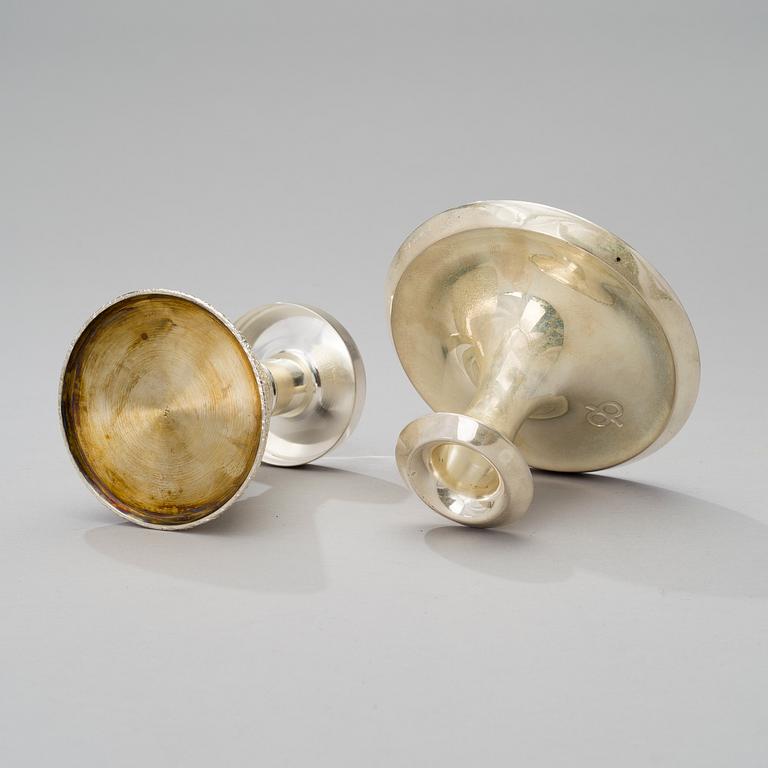 KYNTTILÄNJALKOJA, 2 kpl, hopeaa 830. Auran Kultaseppä, Turku 1970-luku.