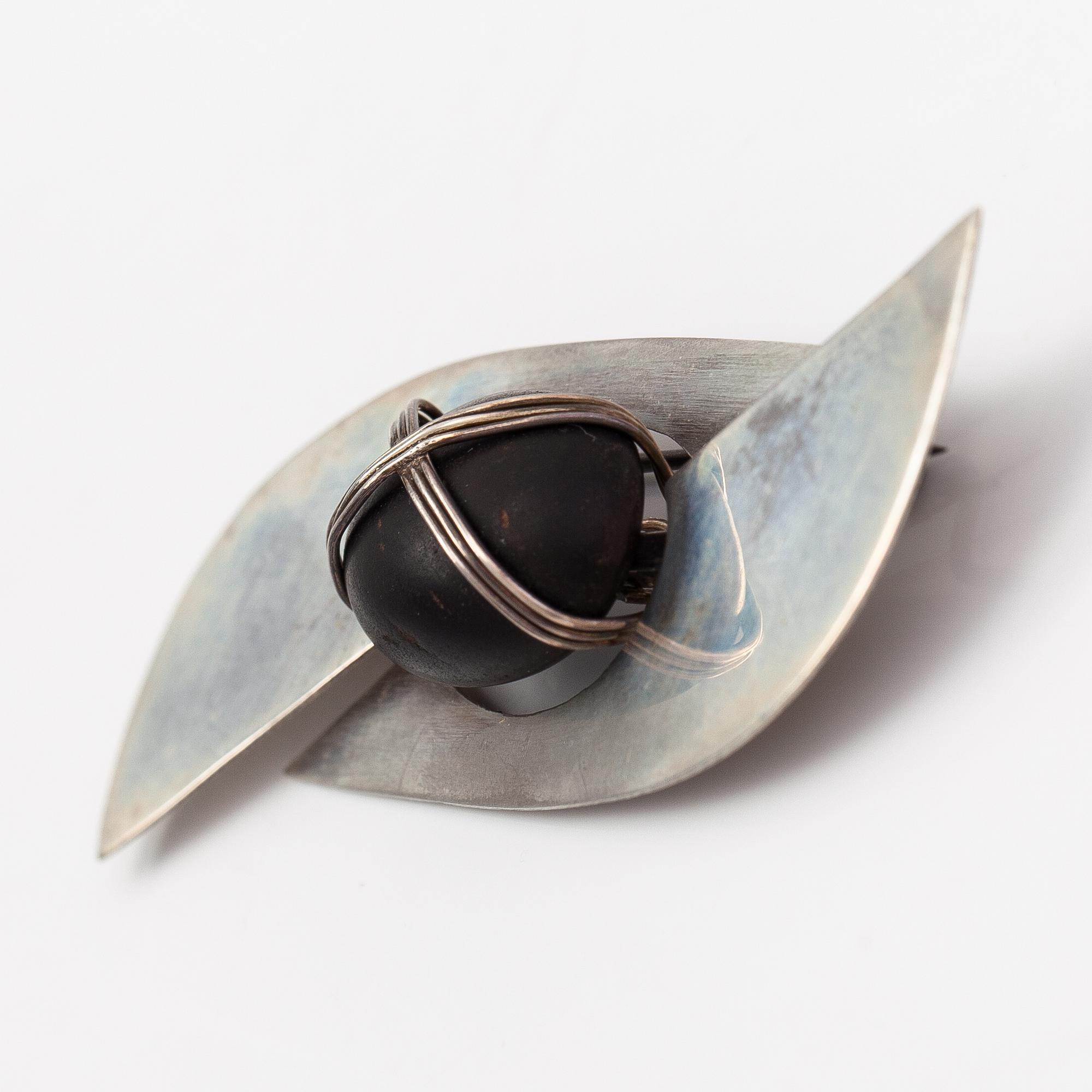 Paula Häiväoja, A sterling silver and natural stone brooch "Kiveen sidottu musta". Pentti Roos/Studio Paula, Helsinki.