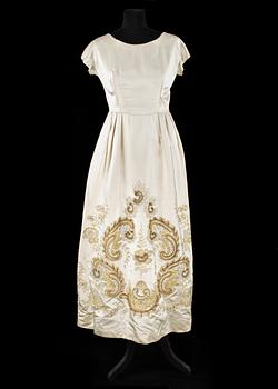 709. A cream colored silk wedding dress/evening dress by Mea.