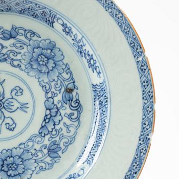 Skålfat samt ett par tallrikar, porslin, Kina, Qingdynastin, Yongzheng (1723-35).