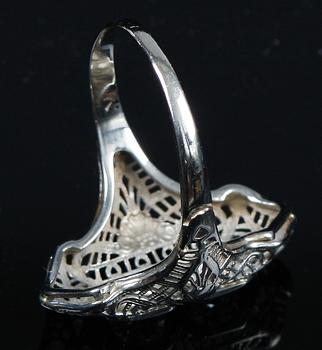 RING, 14k vitguld med två gammalslipade diamanter, tot. ca 0.60 ct.