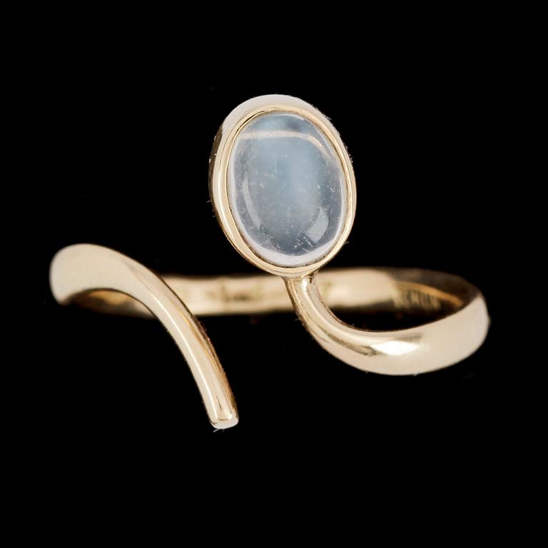 RING, 18K guld med cabochonslipad månsten, Vivianna Torun Bülow-Hübe för Georg Jensen, Danmark, nr1417. Vikt ca 4,2g.