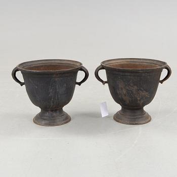 URNOR, ett par, gjutjärn, 1900-talets första hälft.
