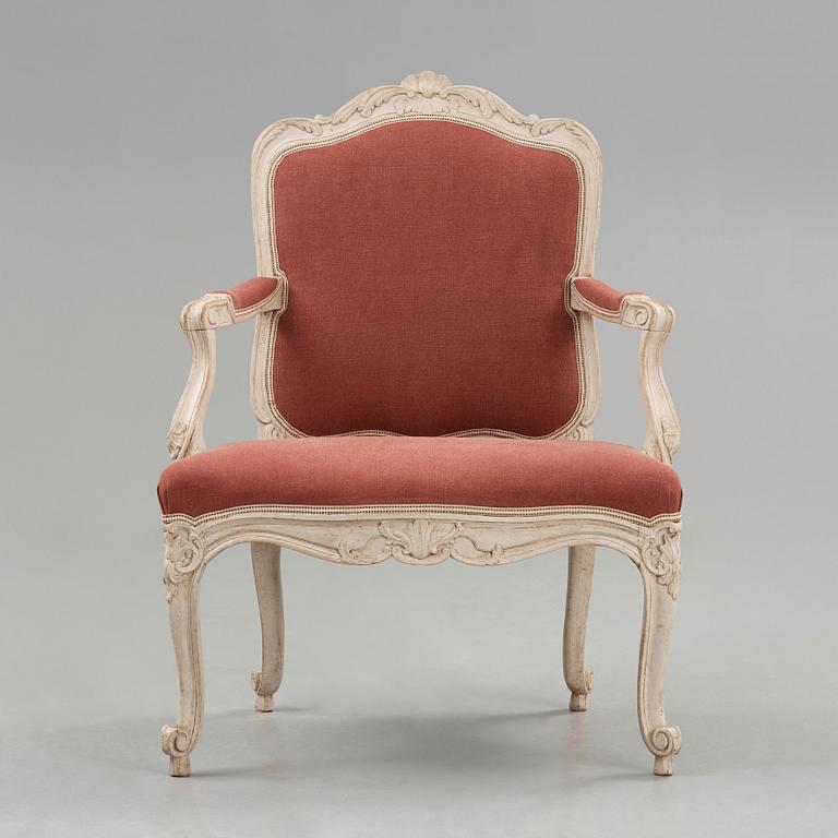 KARMSTOL. Stockholmsarbete, i Olof Höglanders art (mästare i Stockholm 1750-1765). Rokoko. En senare kopia medföljer.