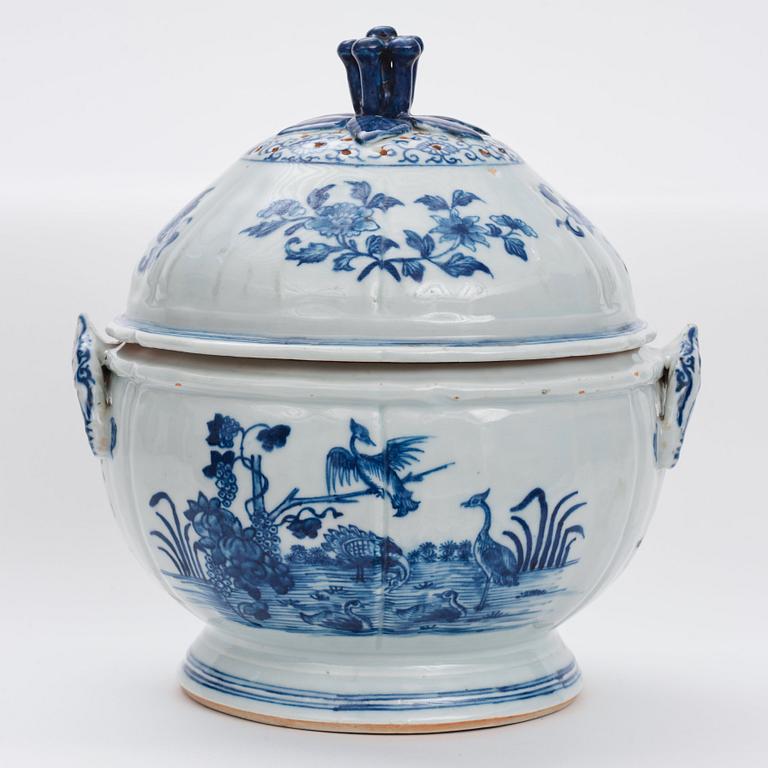A blue and white dinner service, Qing dynasty, Qianlong (1736-95). (70 pieces).