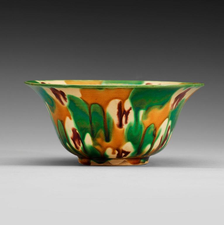 An egg and spinach bowl, Qing dynasty.
