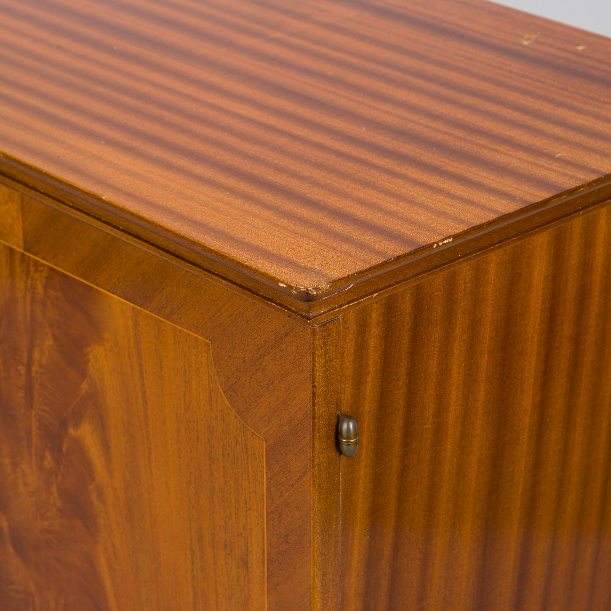 A mid 20th century gustavian style veneered sideboard by Abrahamsons Möbelfabrik AB.