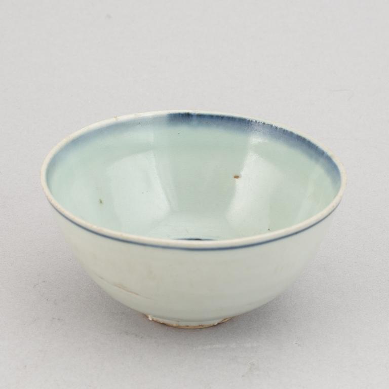 A group of five blue and white bowls, Ming dynasty (1368-1644).