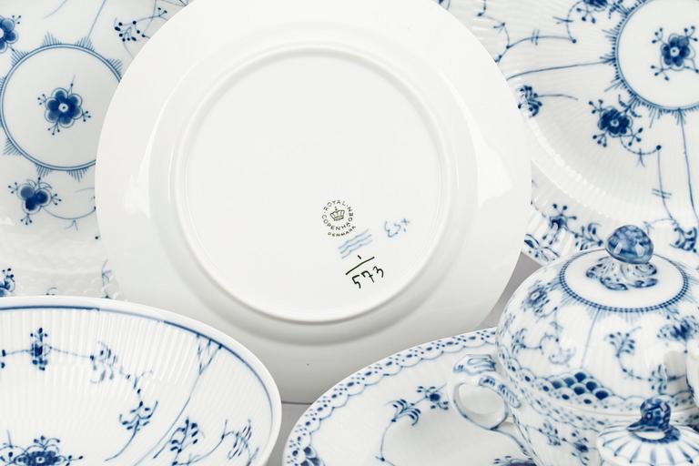 SERVISDELAR, 54 st, porslin, mestadels Royal Copenhagen, Musselmalet.