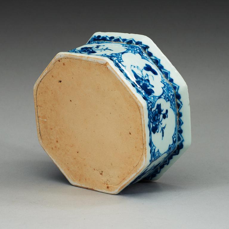 A blue and white ink/pen stand, Qing dynasty, Qianlong (1736-95).