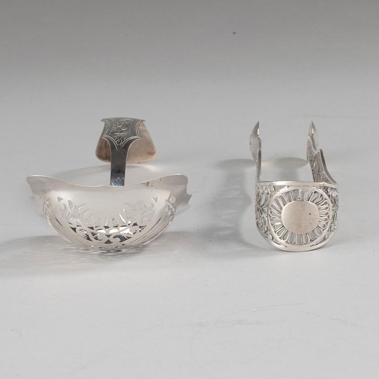 SOCKERTÅNG, silver, H. Kaksonen, Helsingfors 1926 och STRÖSKED, silver. Tot. vikt 80 g.