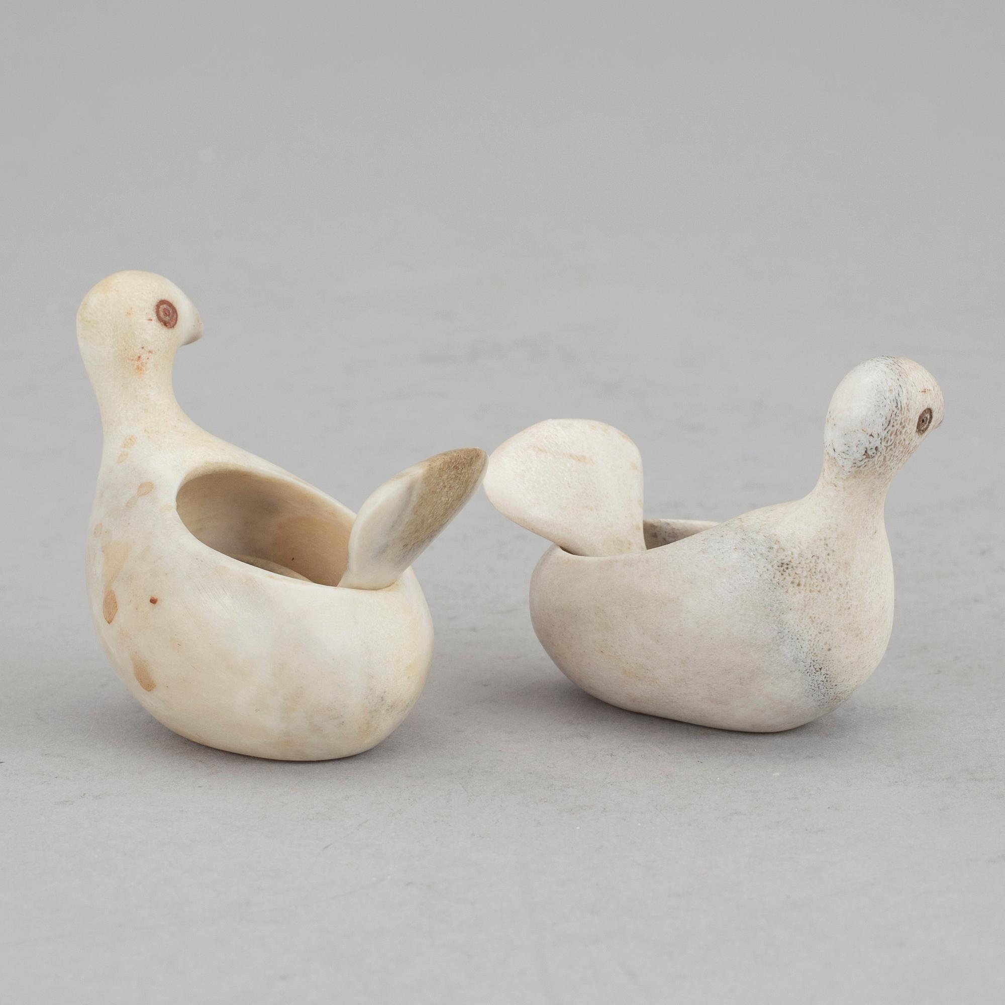 LARS PIRAK, saltripor med sked, ett par, renhorn, signerade.