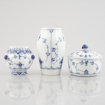 Vaser, två stycken, samt sockerskål, porslin, Royal Copenhagen, "Musselmalet", 1898-1923 och senare.