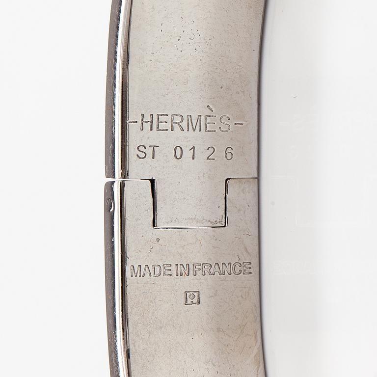 Hermès, armband, "Clic H PM", silverfärgad metall och vit emalj.