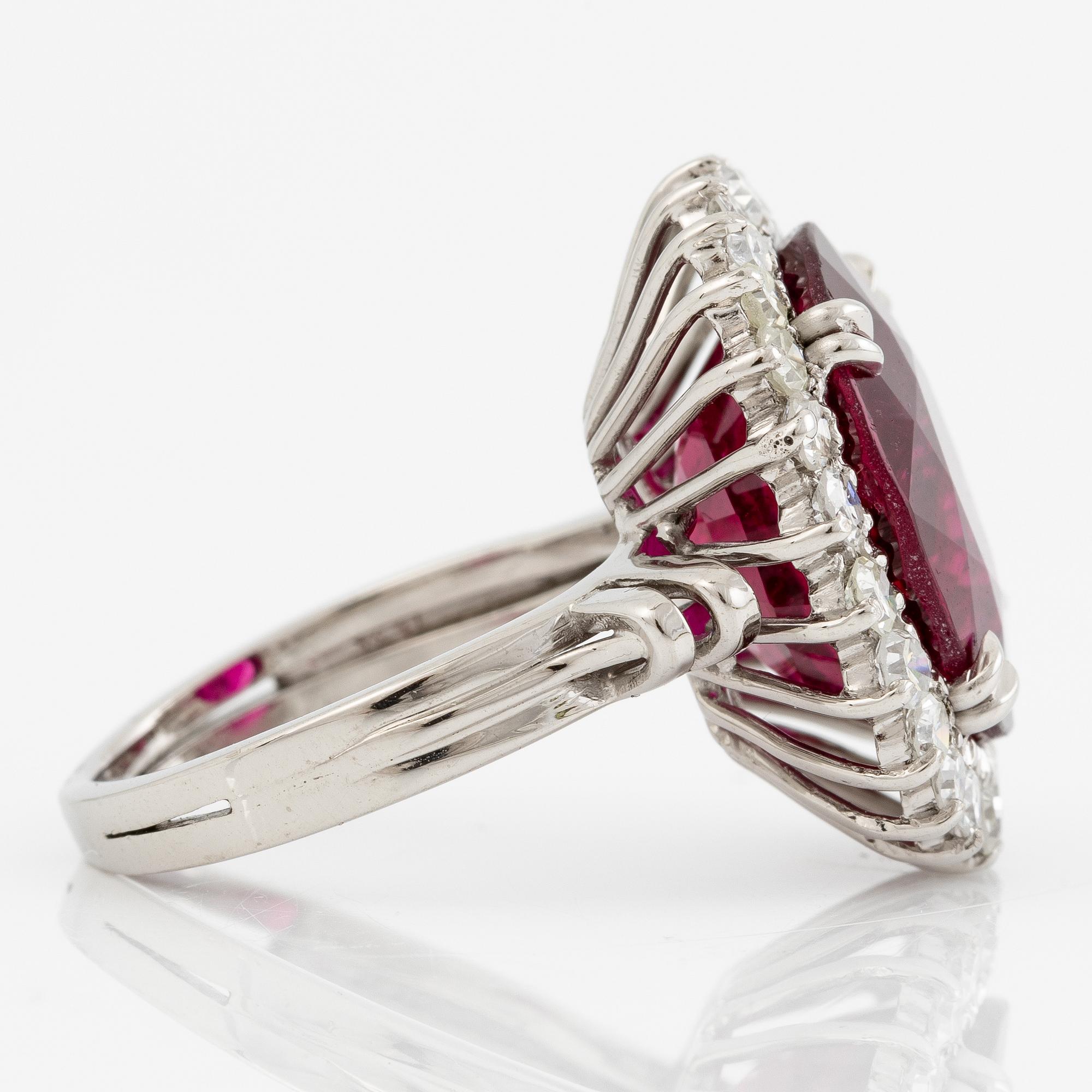 Ring, cocktail ring with rubellite (tourmaline) and octagon-cut diamonds.