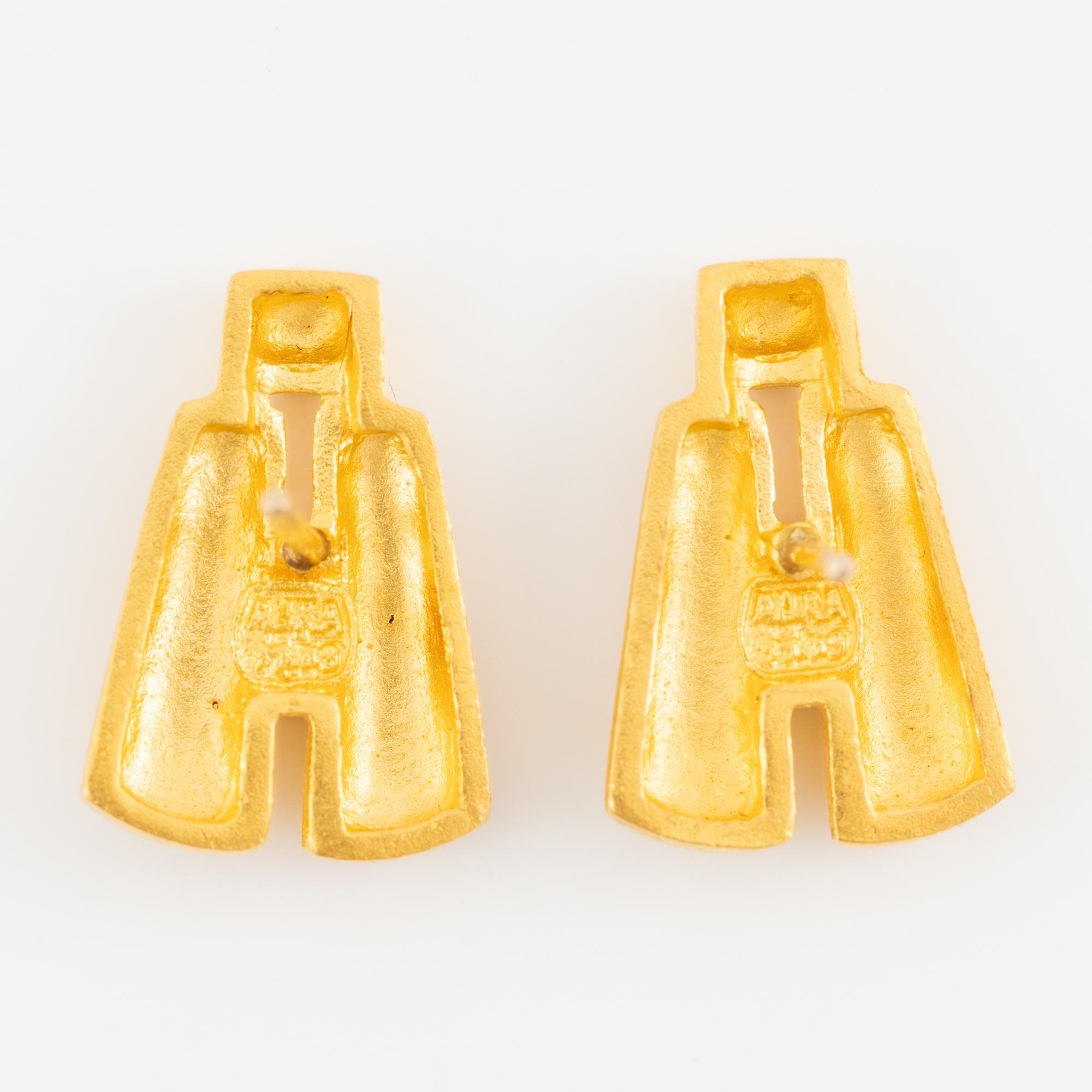 Garnityr av guldsmycken, en collier (14K), ett armband (18K), ett par örhängen (14K) och en ring (14K).