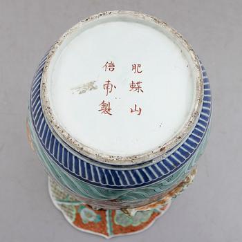 GOLVURNA, porslin, Japan, Meiji.