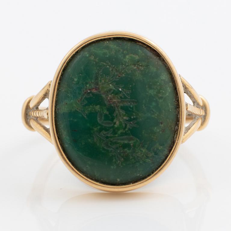 Ring i 18K guld med grön graverad turkos.