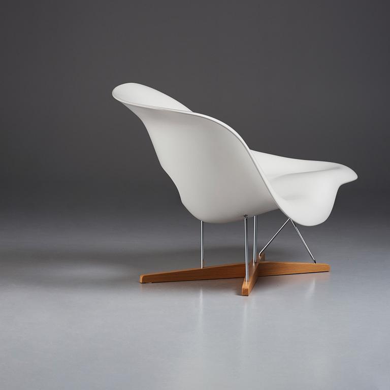 Charles & Ray Eames, a 'La Chaise', Vitra 2012.