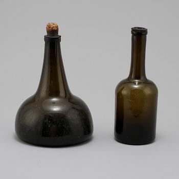 FLASKOR, två st, 1700-tal.