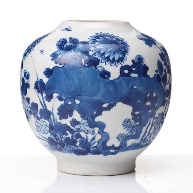 A blue and white Transitional vase, 17th Century.