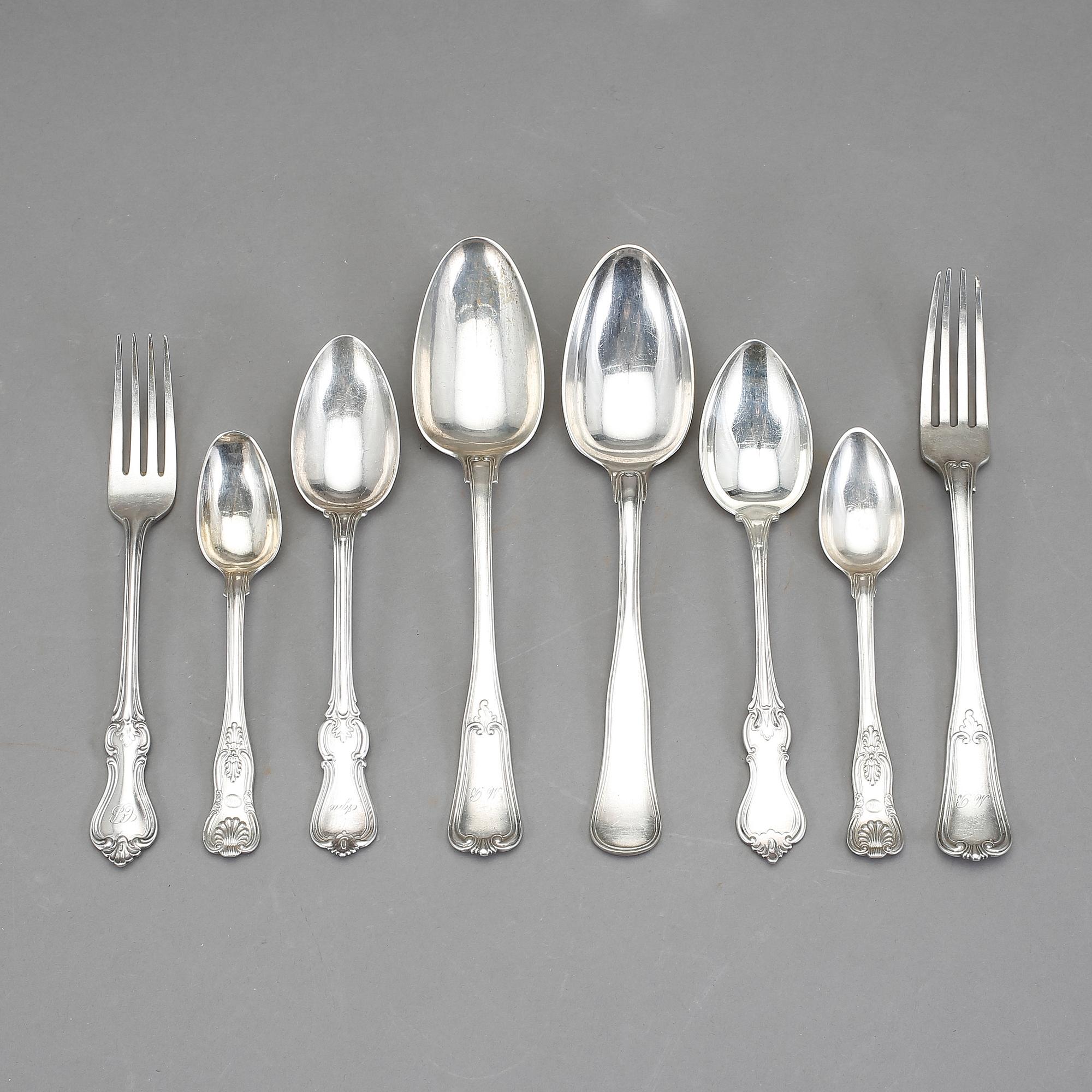 PARTI SILVER, 19 delar, silver, bland annat av modell "Olga", 1900-talets första hälft. Vikt ca 930 gram.