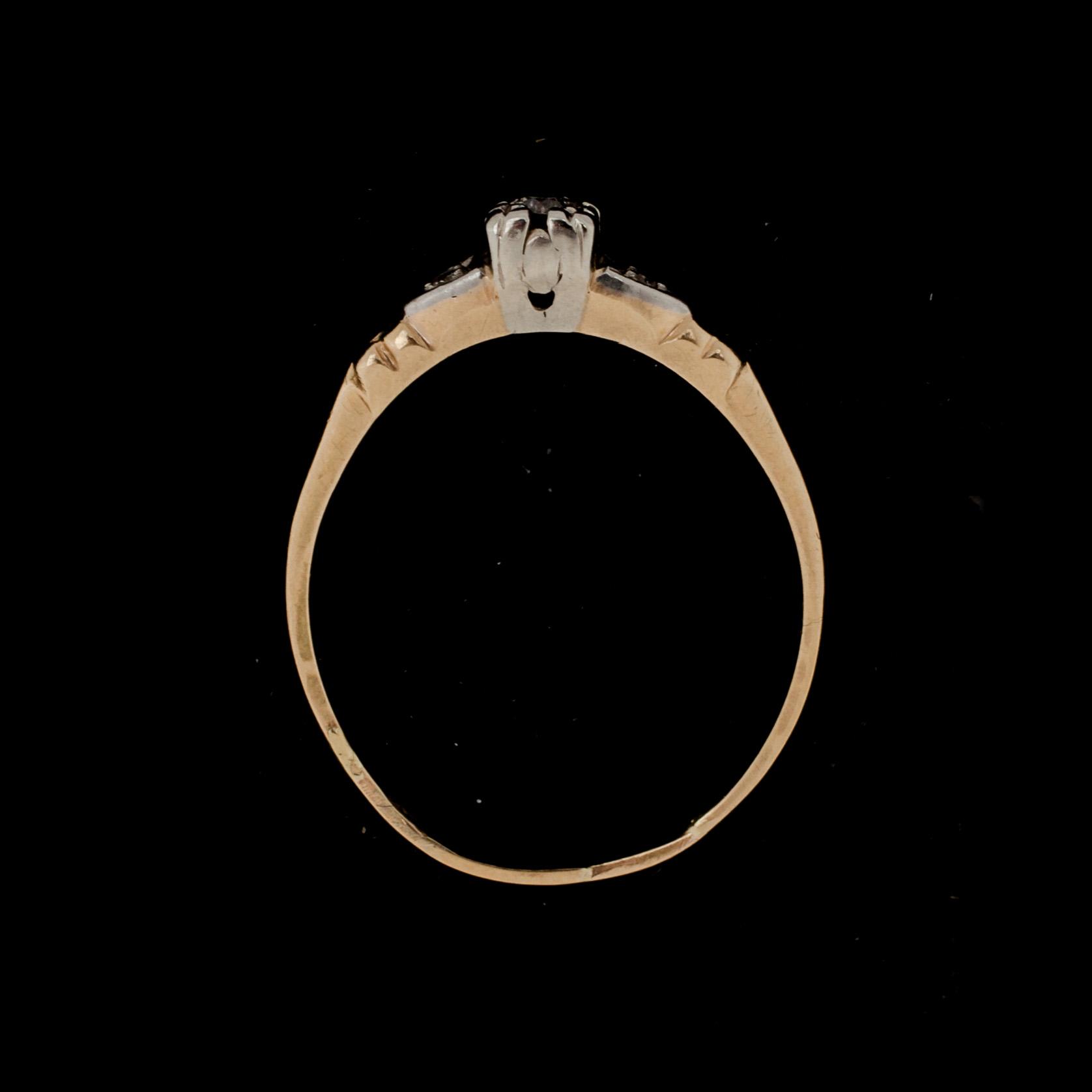 RINGAR, 2 st, 18 k vitguld samt 14 k rödguld med briljantslipade diamanter. Totalvikt ca 4,5 g.