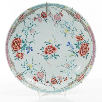 A set of three export porcelain plates and two dishes, Qing dynasty, Qianlong (1736-95).