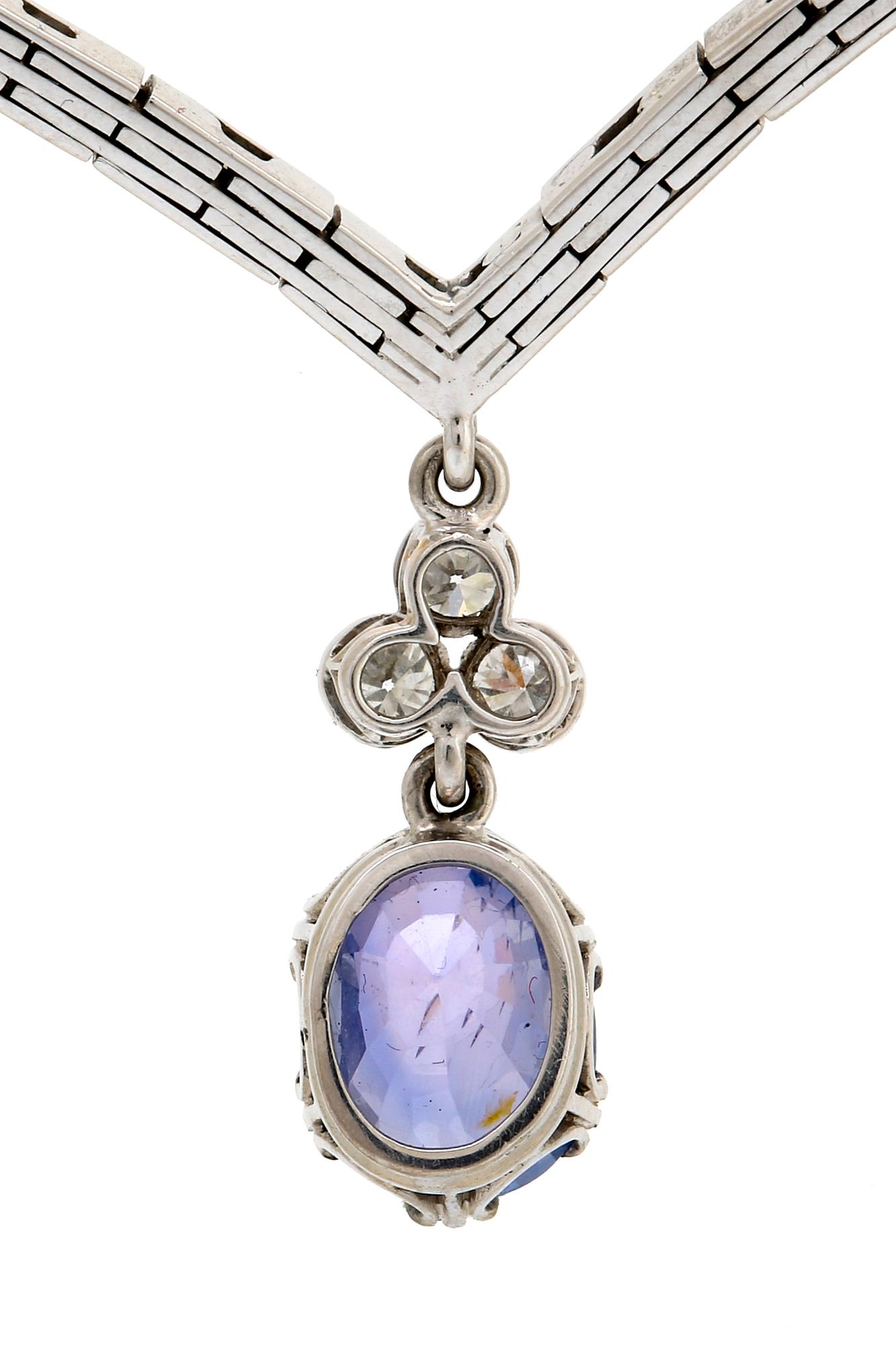 Necklace 18K whitegold with 1 purple-blue sapphire approx 6 ct  and 3 brilliant-cut diamonds approx 0,40 ct in total.