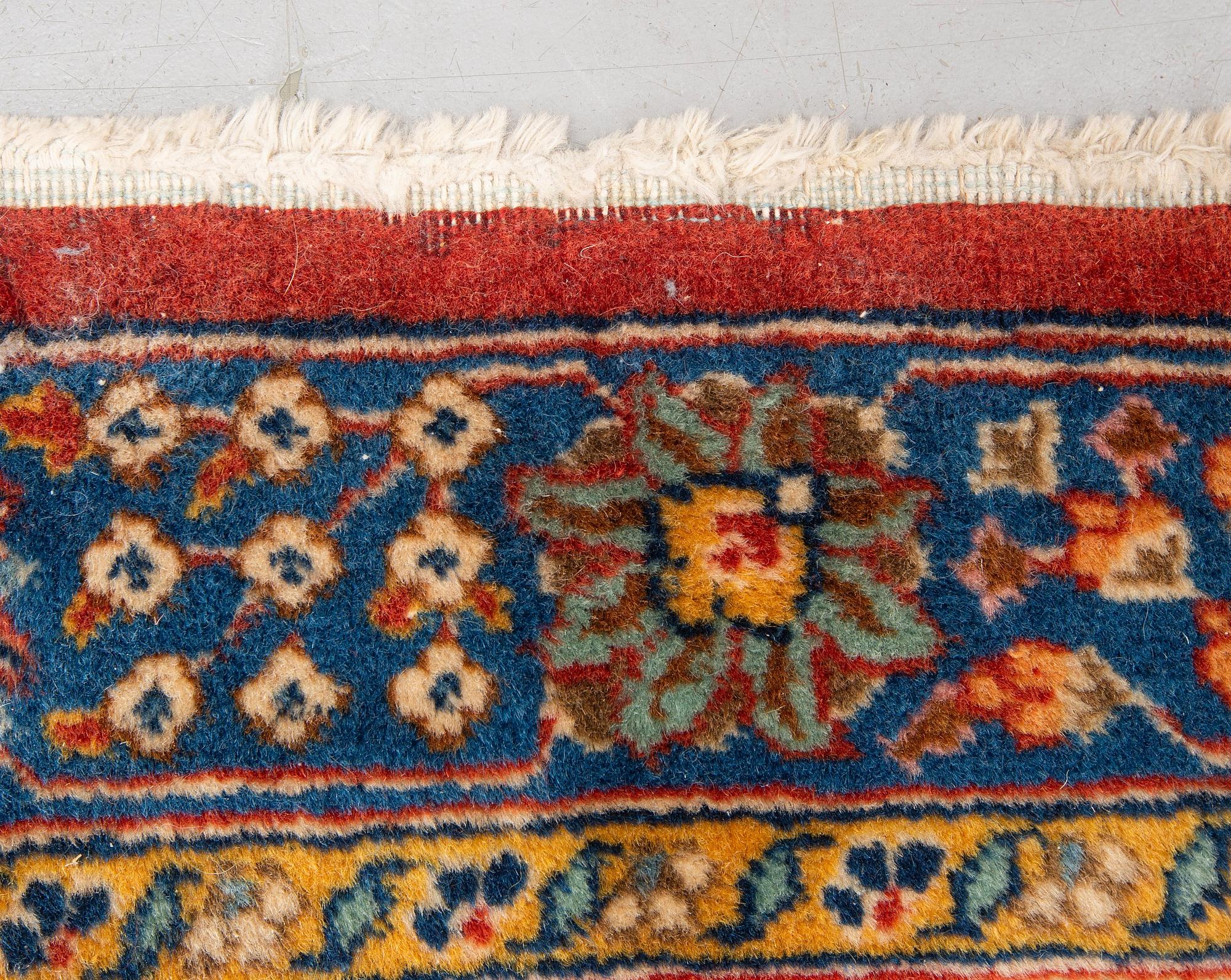 Matta, semiantik Täbris, ca 528-535 x 346,5-352,5 cm, signerad Farhan.
