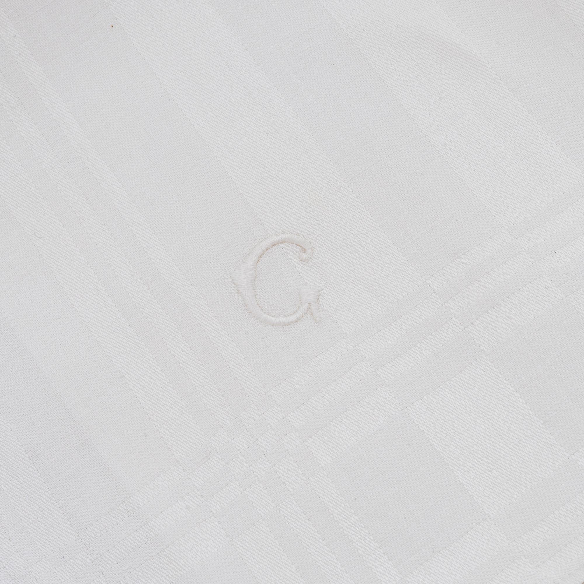 Två dukar och 7 servetter, linnedamast.