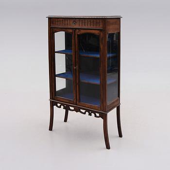 VITRINSKÅP, 1900-talets första hälft.