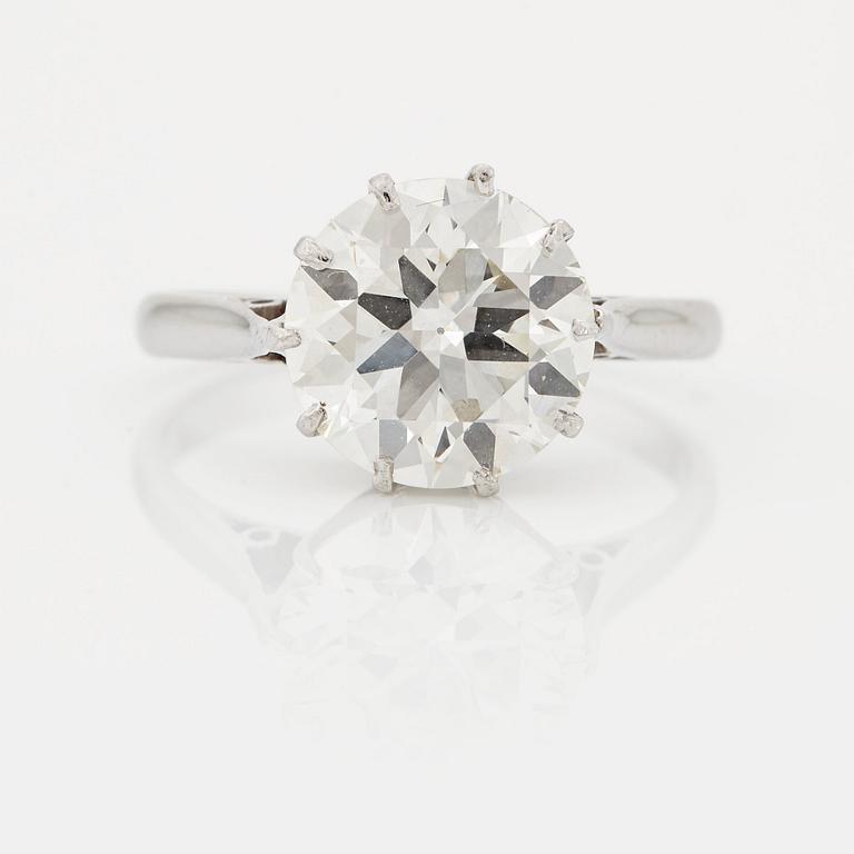 RING med en gammalslipad diamant.