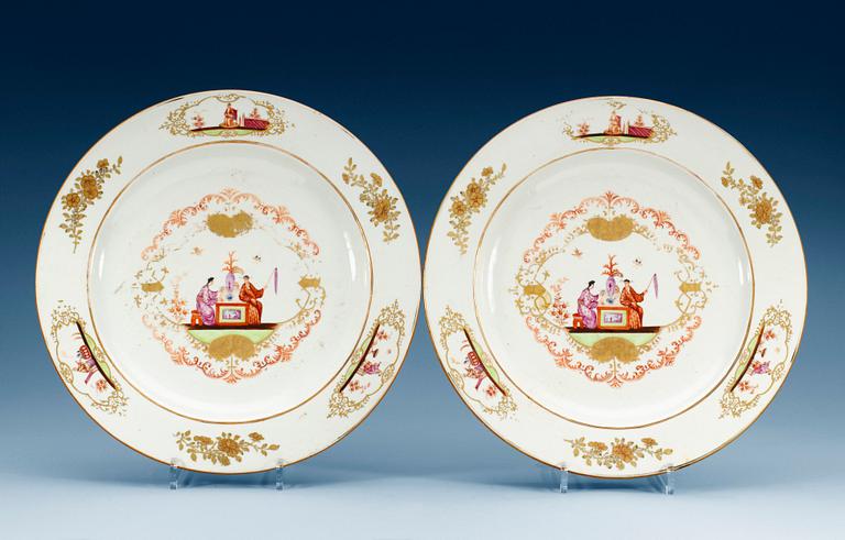 A pair of 'European Subject´ chargers, Qing dynasty, Qianlong (1736-95). (2).