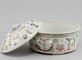 KAROTT MED LOCK, porslin, Kina, 1800-tal.