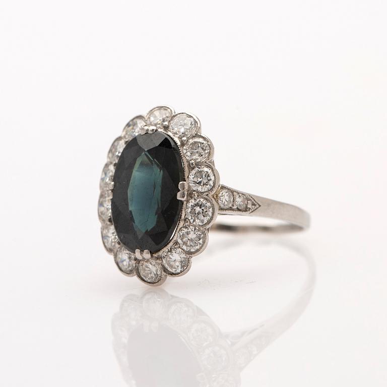 Ring, 18k vitguld, safir, diamanter.