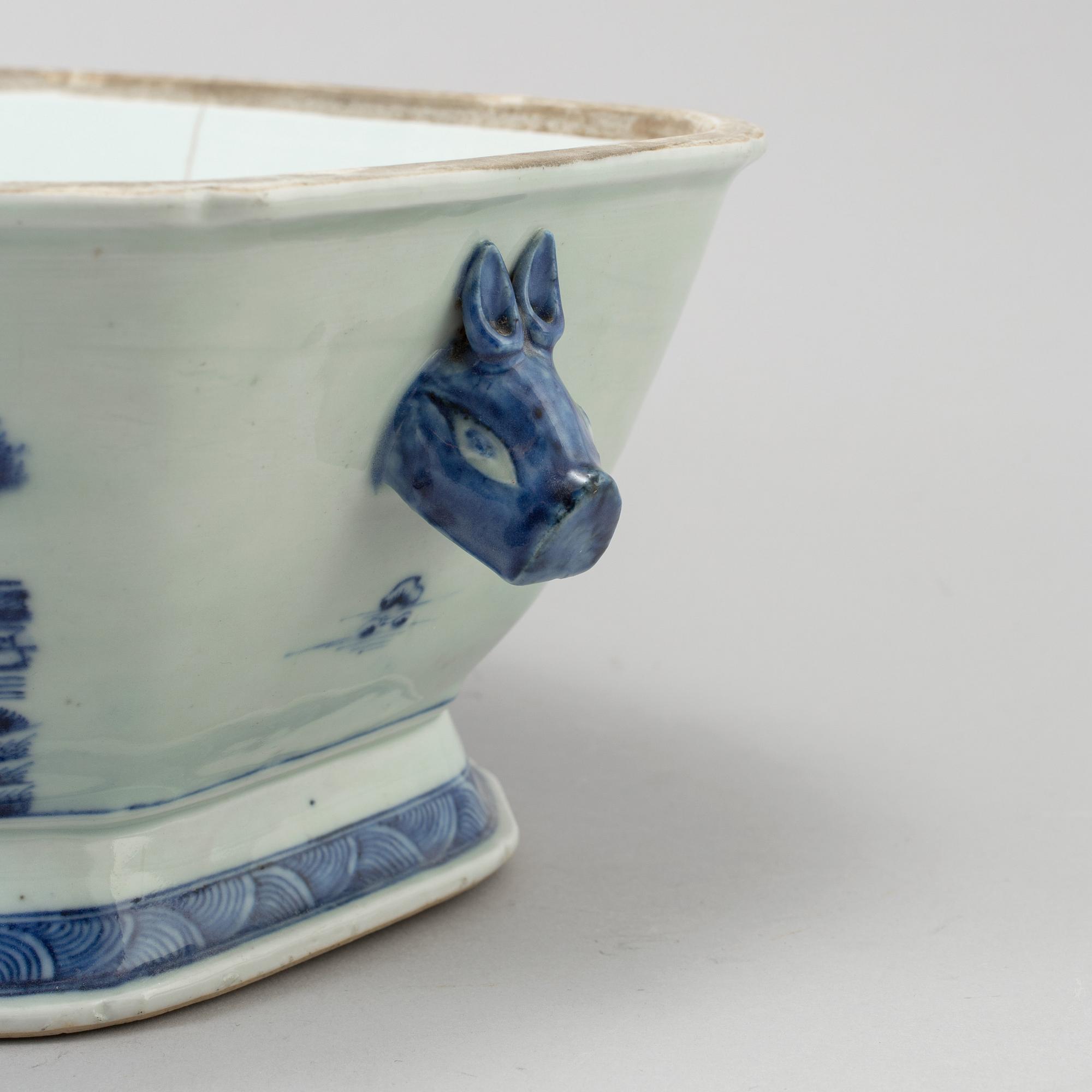 A Chinese export porcelain blue and white tureen and cover, Qianlong (1736-1795).