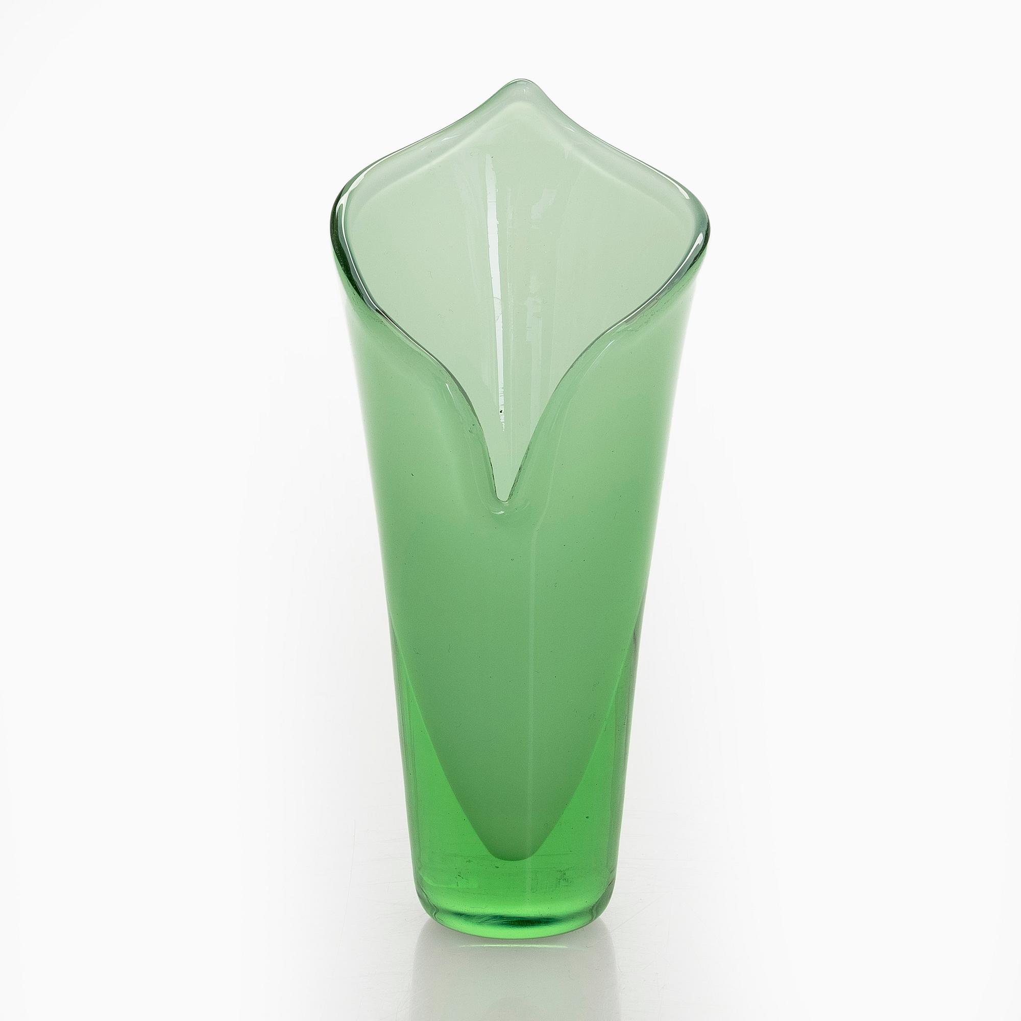 Gunnel Nyman, vas, "Calla", signerad Riihimäen Lasi Oy Gunnel Nyman. Formgiven 1946.