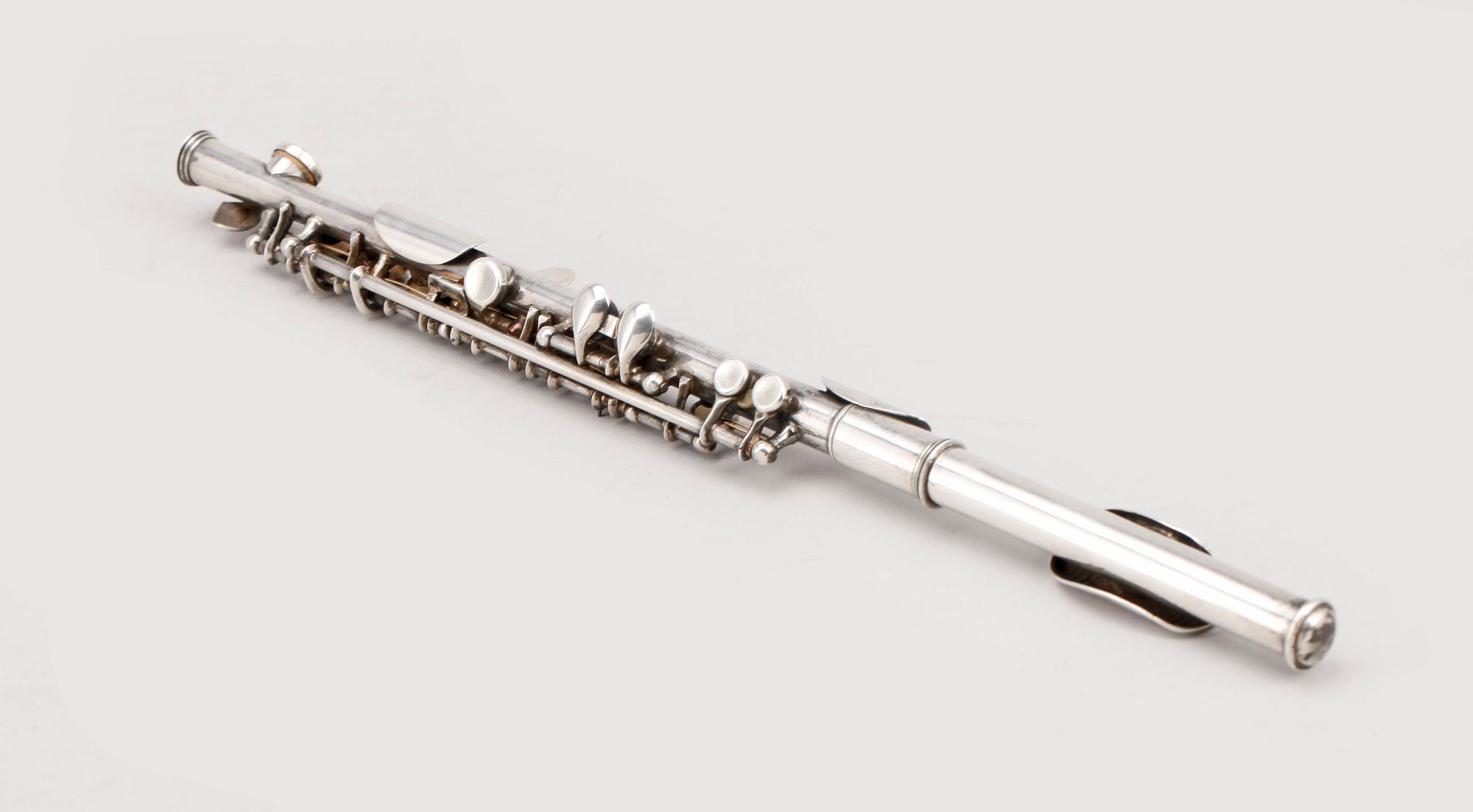 TVÄRFLÖJT, sterling silver, H. Bettoney, Boston, 1900-talets fösta hälft. Vikt ca 145 gram.