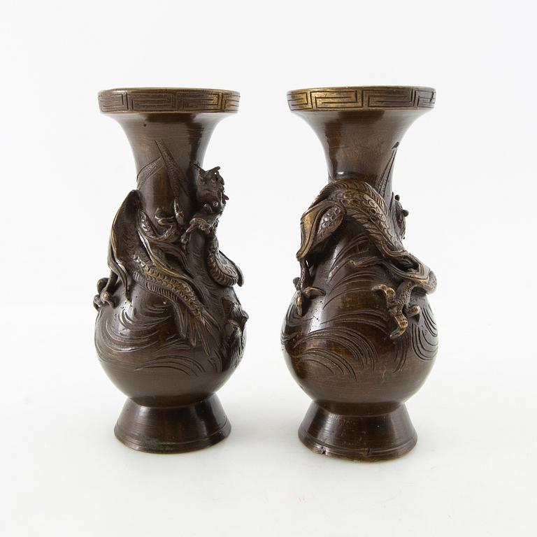 Vaser ett par Japan sent 1800-tal brons.