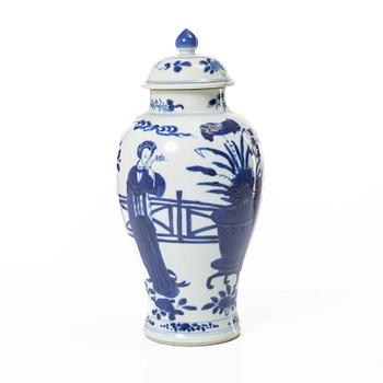 A Chinese blue and white porcelain vase with cover, Qing dynasty, Kangxi (1662-1722).
