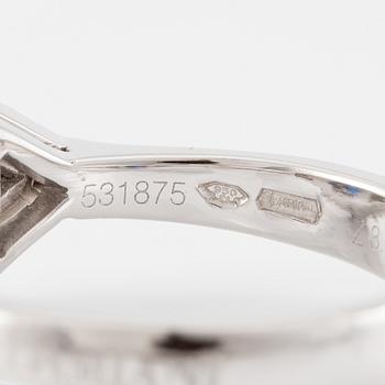 Damiani ring platina med en fasettslipad safir samt triangulära- och runda briljantslipade diamanter.