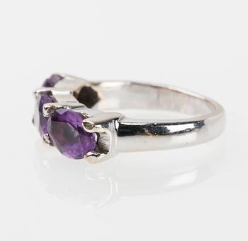 RING, 18K vitguld med ovalt fasettslipade ametister.