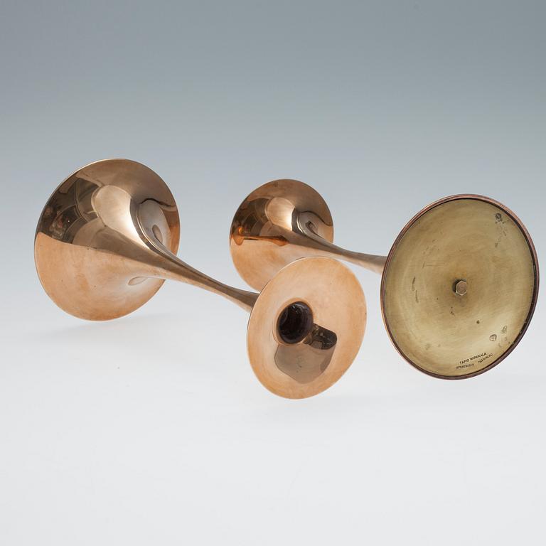 LJUSSTAKAR, ett par, "Trumpet", mässing, stämplad Tapio Wirkkala, Hopeakeskus Oy Made in Finland.