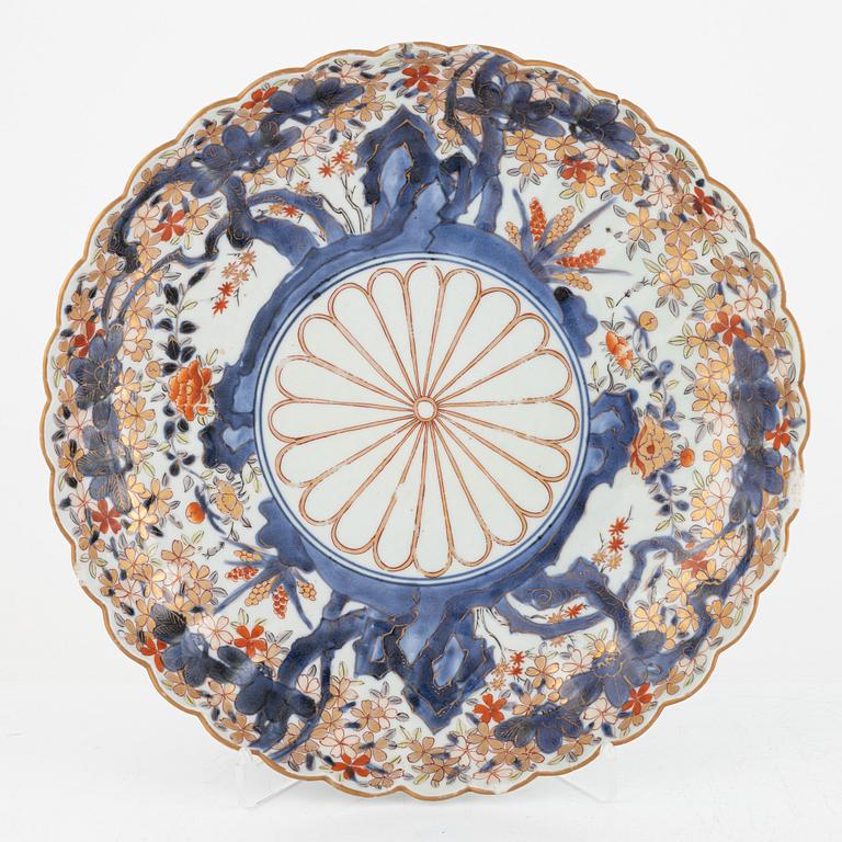 A pair of imari porcelain dishes, Meiji (1868-1912).