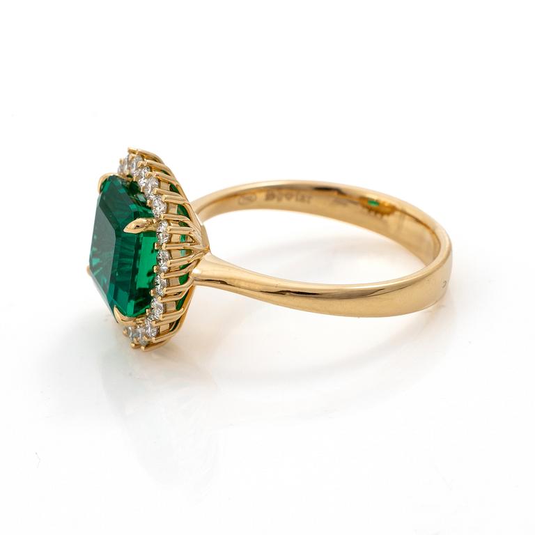Ring 18K gold with synthetic emerald and brilliant-cut diamonds.