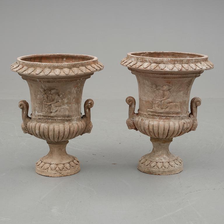 TRÄDGÅRDSURNOR, ett par, stengods, 1900-tal.